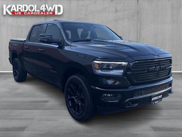 Dodge 1500 Ram Laramie Night Edition Modeljaar "24 | BOMVOL!| Panoramadak elect. | Luchtvering | Virtual cockpit | Adaptive cruise | *vaste treeplanken| Geheel rijklaar incl. LPG &Trekhaak| | Nieuwe Auto incl. LPG | Geheel rijklaarprijs |