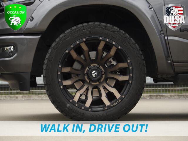 Dodge 1500 Ram 5.7 V8 4x4 Crew Cab Limited Split Tailgate | RAMBAR | Back Flip | Fenders | 22 inch Fuel offroads Nieuw binnen!
