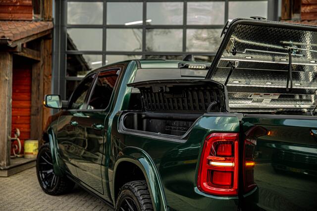 Dodge 1500 Ram Limited H/O Hurricane 540 PK Serrano Green Metallic BPM VRIJ Rambox, Massagestoelen, Harman/Kardon, Pasanger display, Head-Up .