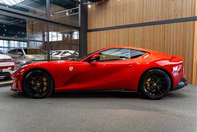 Ferrari 812 Superfast Lift Full Carbon 6.5 V12 Superfast Passenger Display HELE .