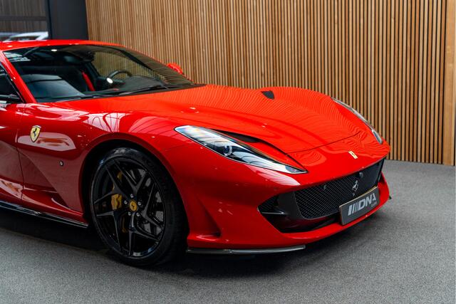Ferrari 812 Superfast Lift Full Carbon 6.5 V12 Superfast Passenger Display HELE .