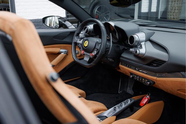Ferrari F8 Spider 3.9 V8 [Nero Daytona Special Metallic] Carbon Racing Seats - Cuoio Alcantara - Lift - Passenger Display