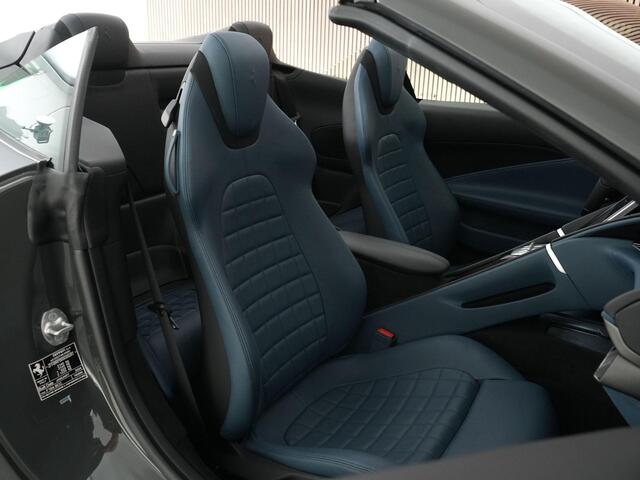 Ferrari Roma Spider 3.9 V8 |BTW|PPF|Grigio Scuro|360 camera|carbon int.|memory|Quilted seats|Apple Carplay|carbon stuur|20" lichtmetalen velgen|