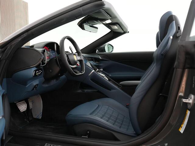 Ferrari Roma Spider 3.9 V8 |BTW|PPF|Grigio Scuro|360 camera|carbon int.|memory|Quilted seats|Apple Carplay|carbon stuur|20" lichtmetalen velgen|