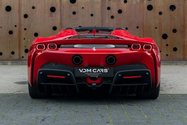 Ferrari SF90 Spider 4.0 V8 | 1e Eigenaar | Two-Tone | Lift | Carplay | AFS | Camera | HiFi | Carbon | Extracampionario |