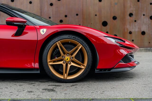 Ferrari SF90 Spider 4.0 V8 | 1e Eigenaar | Two-Tone | Lift | Carplay | AFS | Camera | HiFi | Carbon | Extracampionario |