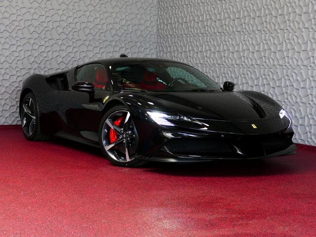Ferrari SF90 Stradale 4.0 V8 1000 pk INCL BTW/BPM. CARBON SEATS/STUUR LIFT CARPLAY AFS CAMERA phev