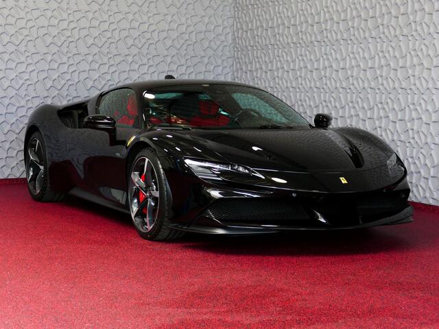 Ferrari SF90 Stradale 4.0 V8 1000 pk INCL BTW/BPM. CARBON SEATS/STUUR LIFT CARPLAY AFS CAMERA phev