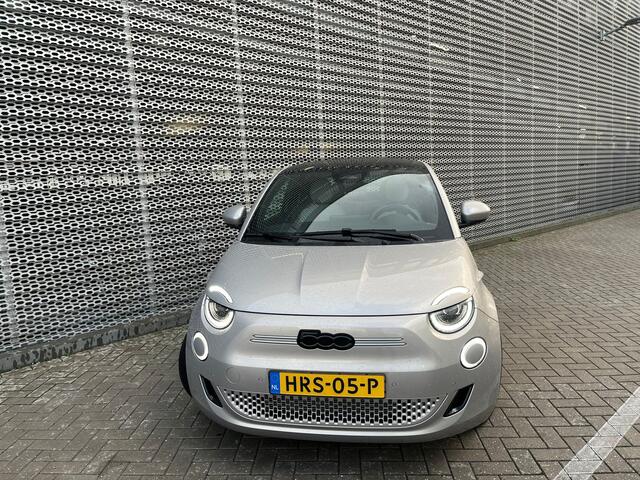 Fiat 500 Giorgio Armani Edition 42 kWh | Stoelverwarming | Panoramadak | 17 inch lichtmetalen velgen | Adaptive cruise control | Connected services |