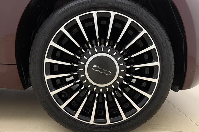 Fiat 500 1.2 Lounge | Navigatie | Panoramadak | Airco | Lichtmetalen velgen | Weinig kilometers | Parkeersensoren | DAB Radio