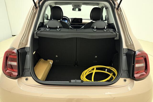 Fiat 500 3+1 Urban 24 kWh | Climate control | Camera | Navigatie | Lichtmetalen velgen | Parkeersensoren voor en achter | DAB Radio | Cruise control | Bluetooth
