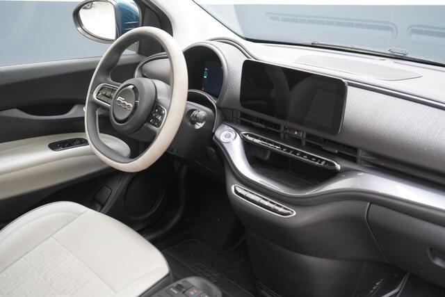 Fiat 500 La Prima 42 kWh | SoH 94,9% | Panoramadak | Leder | Navigatie | Carplay | Lm velgen | Blind-Spot