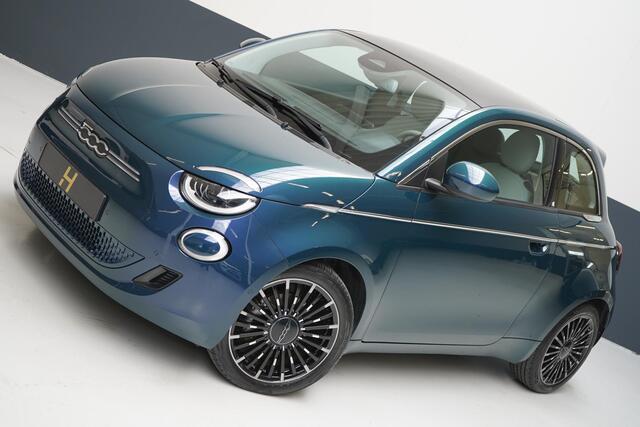 Fiat 500 La Prima 42 kWh | SoH 94,9% | Panoramadak | Leder | Navigatie | Carplay | Lm velgen | Blind-Spot
