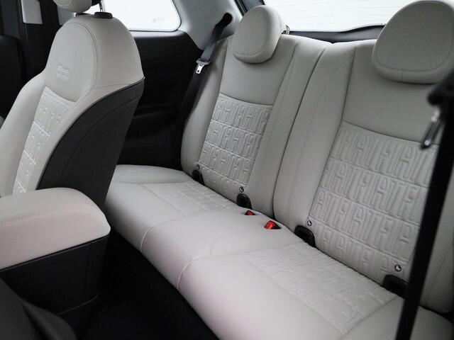 Fiat 500 500e 42 kWh La Prima | Climate Control / ECC | Licht metalen velgen 17 inch | Cruise control Standaard | Navigatie | Lederen bekleding beige | Stoelverwarming | LED koplampen | Park Distance Control voor en achter | Achteruitrijcamera |