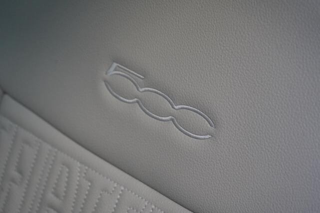 Fiat 500 La Prima 42 kWh | SoH 100% | Panoramadak | Leder | Navigatie | Carplay | Lm velgen | Blind-Spot