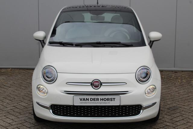 Fiat 500 1.0-70pk Mild-Hybrid 'Dolcevita'. 'Het goede leven' dat is het bezit van en het rijden in deze bloedmooie Italiaan ! Panoramadak, Autm. airco, Cruise Control, Navigatie by AppleCarplay/Android auto, Bluetooth telefoonvoorb., pdc achter etc.