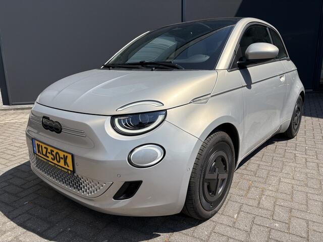 Fiat 500 Giorgio Armani Edition 42 kWh Achteruitrijcamera - Airco - Apple carplay - Navigatie - Parkeersensoren - Draadloze telefoonlader - Panoramadak - Stoelverwarming - Licht metalen velgen 17 inch - Led verlichting Bluetooth - dodehoek detector - Elektrische r