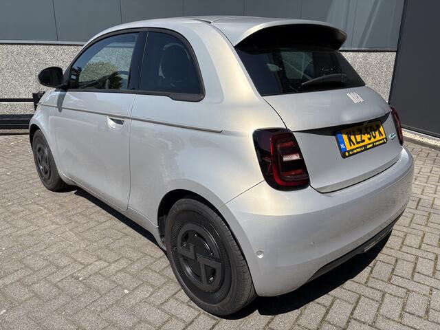 Fiat 500 Giorgio Armani Edition 42 kWh Achteruitrijcamera - Airco - Apple carplay - Navigatie - Parkeersensoren - Draadloze telefoonlader - Panoramadak - Stoelverwarming - Licht metalen velgen 17 inch - Led verlichting Bluetooth - dodehoek detector - Elektrische r