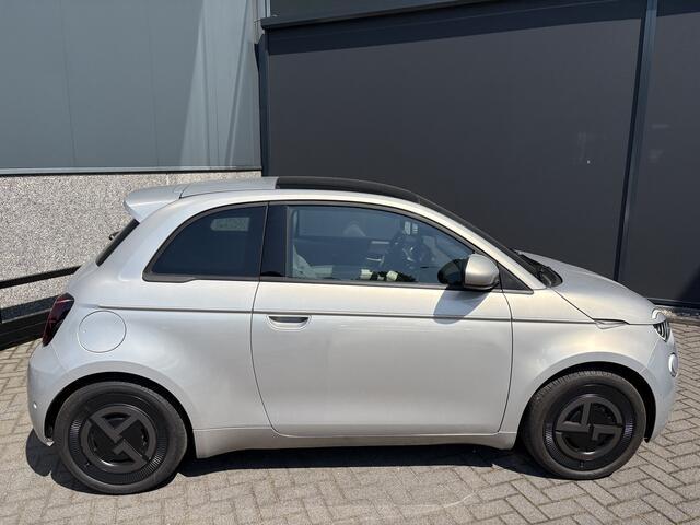 Fiat 500 Giorgio Armani Edition 42 kWh Achteruitrijcamera - Airco - Apple carplay - Navigatie - Parkeersensoren - Draadloze telefoonlader - Panoramadak - Stoelverwarming - Licht metalen velgen 17 inch - Led verlichting Bluetooth - dodehoek detector - Elektrische r