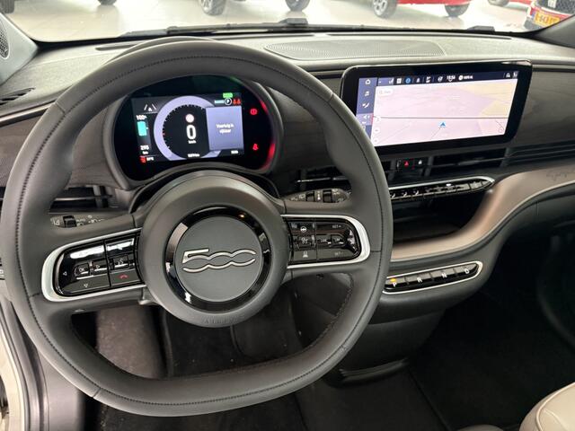 Fiat 500 Giorgio Armani Edition 42 kWh Achteruitrijcamera - Airco - Apple carplay - Navigatie - Parkeersensoren - Draadloze telefoonlader - Panoramadak - Stoelverwarming - Licht metalen velgen 17 inch - Led verlichting Bluetooth - dodehoek detector - Elektrische r
