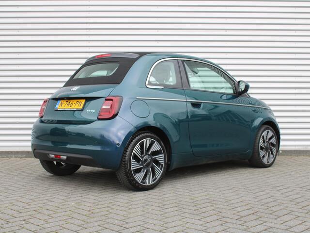 Fiat 500C La Prima 42 kWh | Schuifdak | Stoelverwarming | Camera | Dodehoek detectie | LED | Cruise adapt. | 17" LM | Draaloze telefoonlader | Carplay | Navi |