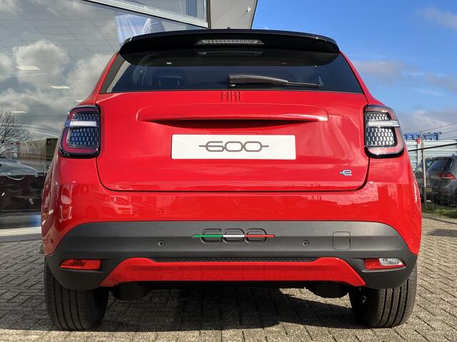 Fiat 600 600e RED 54 kWh | VOORRAAD | Actieradius 400km WLTP | 100kW snel laden | 30 min = 80% vol