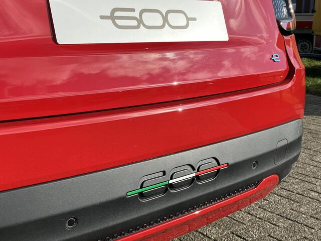 Fiat 600 600e RED 54 kWh | VOORRAAD | Actieradius 400km WLTP | 100kW snel laden | 30 min = 80% vol