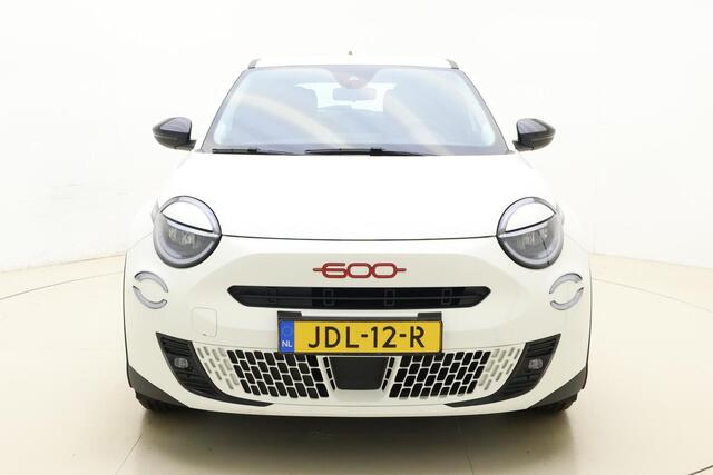 Fiat 600 600e RED 54 kWh | Navigatie via Carplay | 3-fase lader | Parkeersensoren achter | Keyless start | Cruise control