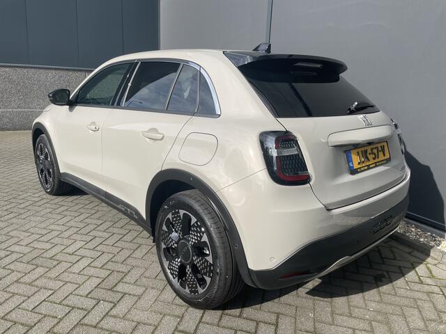 Fiat 600 1.2 Hybrid La prima Full options / met fabrieksgarantie / 136 PK / Navigatie / Multimedia / Bluetooth / A-uitrijcamera