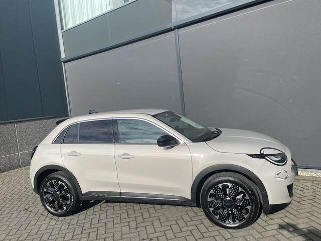 Fiat 600 1.2 Hybrid La prima Full options / met fabrieksgarantie / 136 PK / Navigatie / Multimedia / Bluetooth / A-uitrijcamera