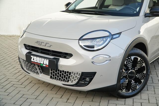 Fiat 600 600e La Prima 54 kWh | Navi | Camera | Carplay | 18"
