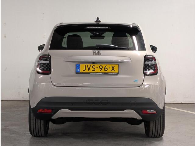Fiat 600 600e La Prima EV 54kWh 156pk | CAMERA | STOELVERW. | NAVI | APPLE CARPLAY / ANDROID AUTO | KEYLESS ENTRY + START |