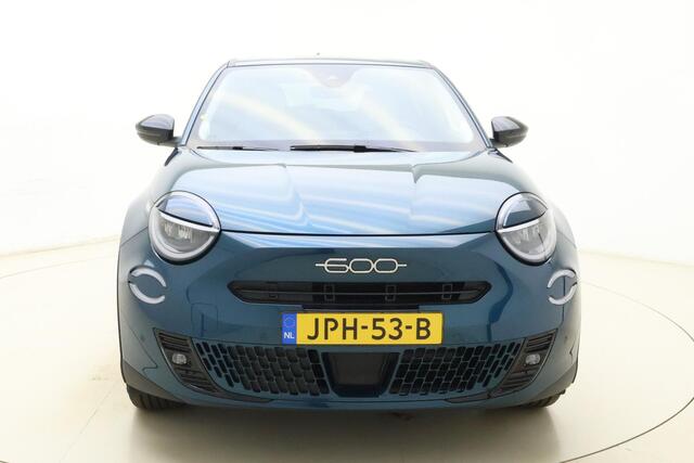 Fiat 600 600e La Prima 54 kWh | Camera | Lederen bekleding | Stoelverwarming | 18'' lichtmetalen velgen | Elektrische achterklep | LED verlichting | Keyless