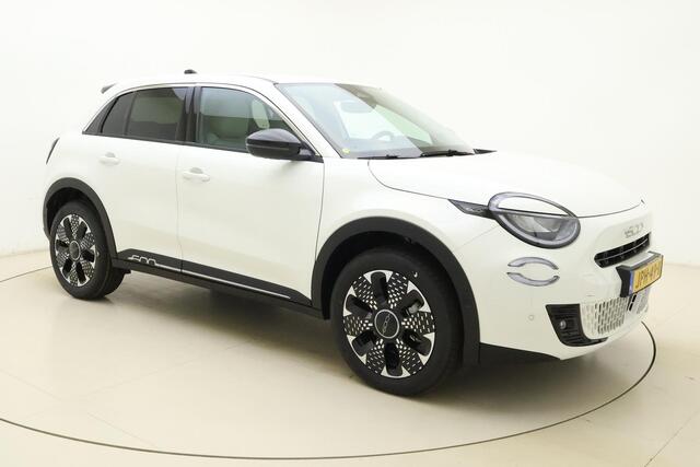 Fiat 600 1.2 Hybrid La Prima | Camera | Lederen bekleding | Stoelverwarming | 18'' lichtmetalen velgen | Elektrische achterklep | LED verlichting | Keyless