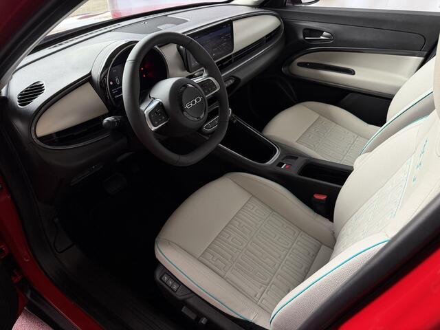 Fiat 600 1.2 Hybrid La Prima o Full Options o Leder o Massage o Camera o CarPlay o ACC o Elek. Klep o 18" ? Top Auto Fiat Wijchen , 30 Jaar ervaring in Fiat , Wij leveren de : Icon / La Prima / Pop / Sport . Urban / Benzine / Hybrid . Met Fabrieksgarantie ?