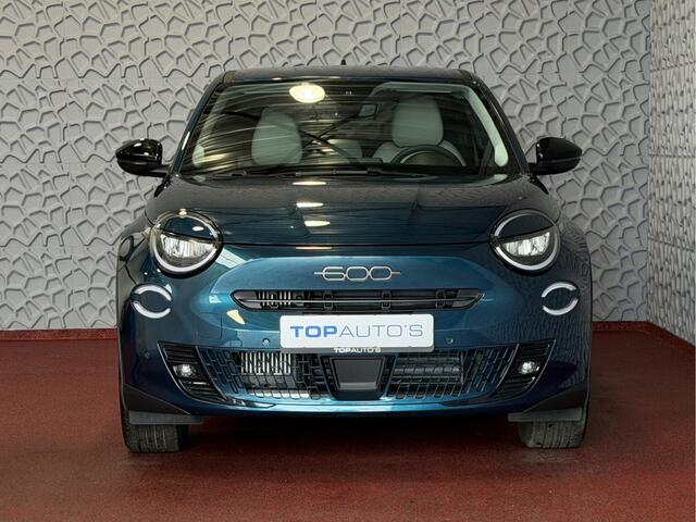 Fiat 600 1.2 HYBRID LA PRIMA CAMERA CARPLAY ADAP.CRUISE STOELVERW. ELEK.KLEP LEER MASSAGE ELEK.STOEL 18''LMV ? Top Auto Fiat Wijchen , 30 Jaar ervaring in Fiat , Wij leveren de : Icon / La Prima / Pop / Sport . Urban / Benzine / Hybrid . Met Fabrieksgarantie ?