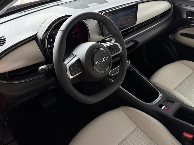 Fiat 600 1.2 Hybrid La Prima o Leer o Massage o Elek. Stoel o CarPlay o ACC o Camera o 18" LMV ? Top Auto Fiat Wijchen , 30 Jaar ervaring in Fiat , Wij leveren de : Icon / La Prima / Pop / Sport . Urban / Benzine / Hybrid . Met Fabrieksgarantie ?