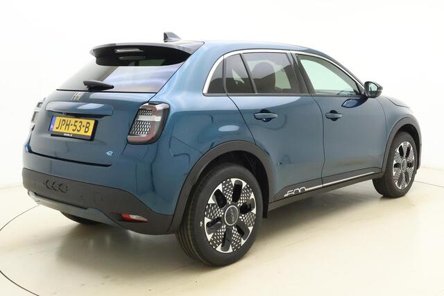 Fiat 600 600e La Prima 54 kWh | Camera | Lederen bekleding | Stoelverwarming | 18'' lichtmetalen velgen | Elektrische achterklep | LED verlichting | Keyless