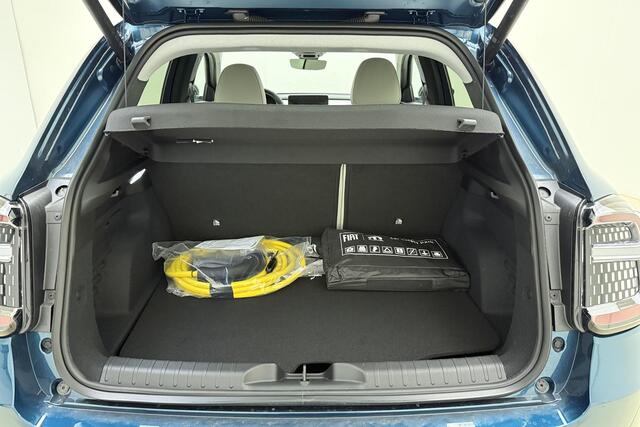 Fiat 600 600e La Prima 54 kWh | Camera | Lederen bekleding | Stoelverwarming | 18'' lichtmetalen velgen | Elektrische achterklep | LED verlichting | Keyless