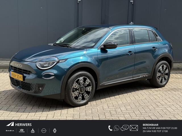 Fiat 600 Hybrid Urban Automaat / Navigatie via Android Auto/Apple Carplay / Airco / Parkeersensor Achter / DAB / Stof/Lederen Bekleding