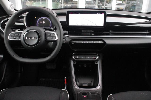 Fiat 600 1.2 Hybrid 110PK AUTOMAAT URBAN | STOEL/VOORRUIT VERWARMING | KEYLESS ENTRY/START | 17" LICHTEMATELN VELGEN | DRAADLOZE TELEFOONLADER | DRAADLOZE APPLE CARPLAY/ANDROID AUTO | NAVIGATIE | DAB+ RADIO | PARKEERSENSOREN VOOR + ACHTER | ACHTERUITRIJ CAMERA | C
