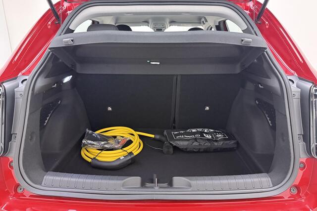 Fiat 600 600e RED 54 kWh | SCHERPE PRIJS| Geen kilometers | Keyless | Navigatie via Carplay | Parkeersensoren | Lichtmetalen velgen