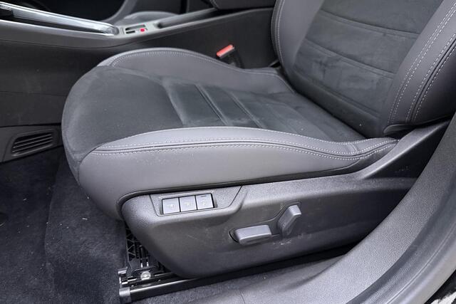 Fiat 600 1.2 Hybrid Sport | Alcantara bekleding | LED verlichting | Camera | Navigatie | Lichtmetalen velgen 18'' | Getint glas | Elektrische achterklep