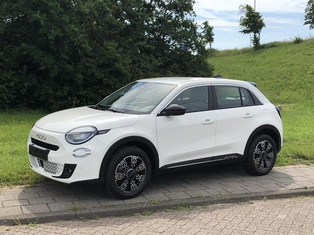 Fiat 600 1.2 Hybrid Icon AUTOMAAT|NAVI|CLIMATE|APPLE/ANDROID|CAMERA|PDC|17"