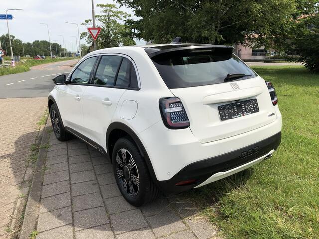 Fiat 600 1.2 Hybrid Icon AUTOMAAT|NAVI|CLIMATE|APPLE/ANDROID|CAMERA|PDC|17"