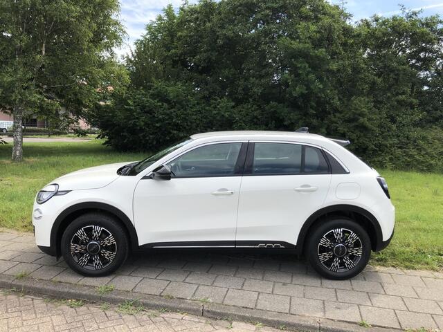 Fiat 600 1.2 Hybrid Icon AUTOMAAT|NAVI|CLIMATE|APPLE/ANDROID|CAMERA|PDC|17"