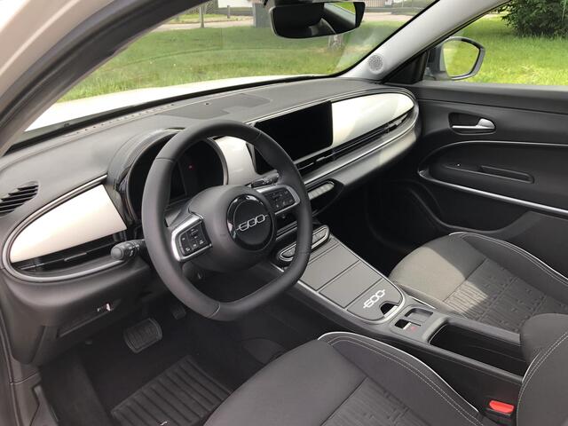 Fiat 600 1.2 Hybrid Icon AUTOMAAT|NAVI|CLIMATE|APPLE/ANDROID|CAMERA|PDC|17"