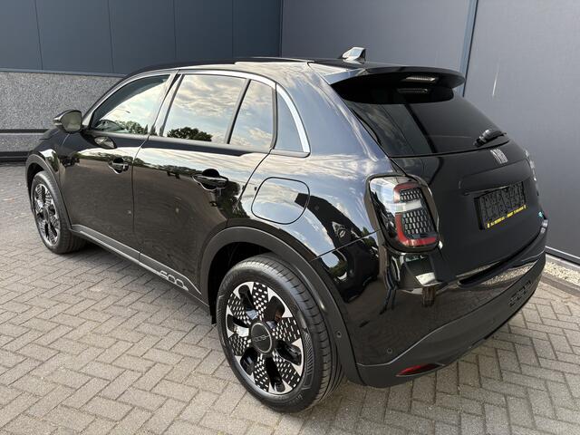 Fiat 600 600e La prima 54 Kwh Achteruitrijcamera - Apple carplay - Navigatie - Cruise control - Stoelverwarming - Climate control - Parkeersensoren - Lederen bekleding - Bluetooth - Licht metalen velgen 18 inch - Mistlamp - Draadloze telefoonoplader - Stuurwiel mu