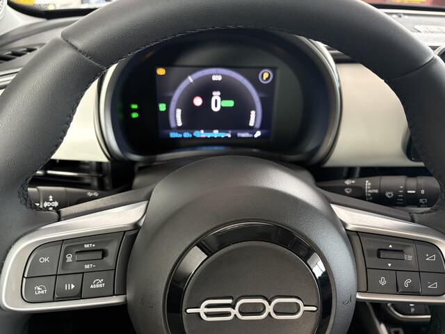 Fiat 600 600e La prima 54 Kwh Achteruitrijcamera - Apple carplay - Navigatie - Cruise control - Stoelverwarming - Climate control - Parkeersensoren - Lederen bekleding - Bluetooth - Licht metalen velgen 18 inch - Mistlamp - Draadloze telefoonoplader - Stuurwiel mu