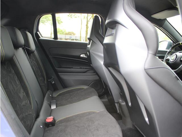 Fiat Abarth 600e Scorpionissima 54 kWh | Navi / Alcantara / Camera